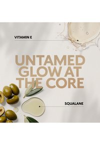 Olives, feuilles d’olivier et gouttes d’huile étiquetées Vitamine E et Squalane avec le texte « Éclat indompté au cœur » sur un fond clair.