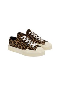 Sneakers in tela con stampa leopardata, lacci bianchi e puntale bianco, con suola in gomma beige e dettagli testurizzati.