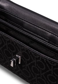 Calvin Klein MINI CROSSBODY BAG - Käekott - black