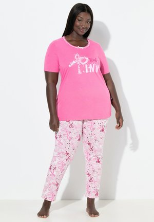 Růžový top s krátkým rukávem a bílým lemováním má grafiku "Think PINK". Odpovídající růžové pyžamové kalhoty zobrazují rozptýlené vzory nůžek. Bavlněný materiál.