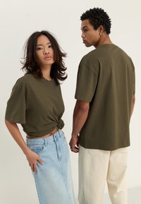 YOURTURN UNISEX BASIC OVERSIZED T-SHIRT - Jednoduché tričko - khaki