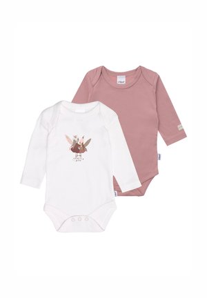 Zwei Langarm-Overalls: einer weiß mit einem Grafikdesign und Text, der andere in sanftem Rosa. Beide aus Baumwolle und mit Druckknöpfen im Schritt.