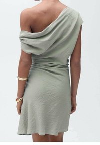 Kurzärmliges, schulterfreies Kleid in Hellgrün, aus weichem Stoff mit drapierter Textur. Hat eine taillierte Passform und einen ausgestellten Rock.