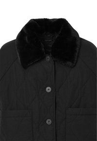 Schwarze gesteppte Jacke mit einem Kragen aus Kunstfell, ausgestattet mit fünf Knöpfen und zwei seitlichen Taschen für Stauraum. Glatte Textur und klassisches Design.