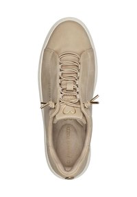 Baskets en cuir beige avec une forme arrondie, devant à lacets, accents en métal doré et cheville rembourrée. Doublure intérieure texturée.