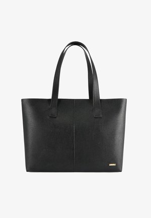 Czarna, teksturowana skórzana torba na ramię z podwójnymi paskami na ramiona i małą prostokątną złotą plakietką z logo w prawym dolnym rogu.