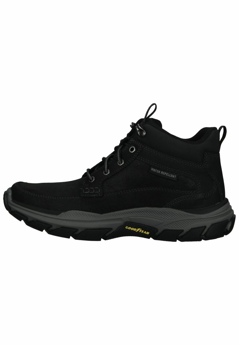 Botas negras de media caña repelentes al agua, con una parte superior de ante texturizado, ojetes reforzados y una suela dura de goma con el logo "Goodyear".