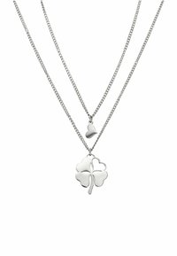 Collier argenté à deux couches avec un pendentif en forme de trèfle aux feuilles en forme de cœur et un petit charme en forme de cœur sur une chaîne texturée.