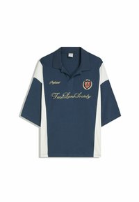 Navyblå piké med vita sidopaneler. Har en broderad logotyp och text i guld. Kortsleeves och klassisk krage design.