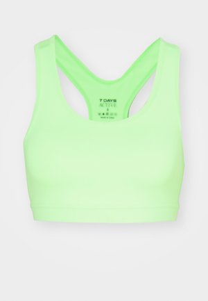 Sutien sport de culoare verde neon, cu un design fără cusături, bretele late și stil racerback. Fabricat dintr-un material neted și elastic. Eticheta este vizibilă în interior.