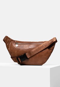 Marsupio marrone in ecopelle con superficie testurizzata, un scomparto principale con cerniera e una tracolla stampata con chiusura a fibbia.