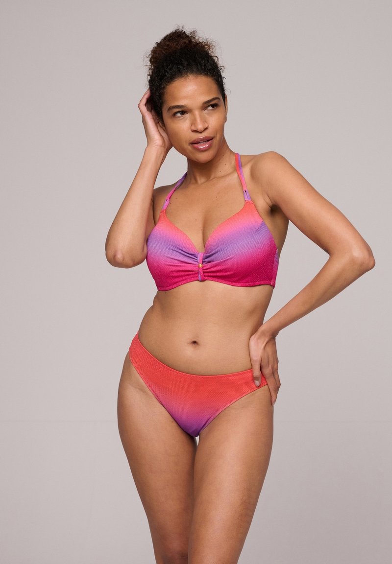 Bikini-set i gradient rosa till orange med detalj i vriden front, justerbara axelband och slät, texturerad tyg. Enkel, modern design.