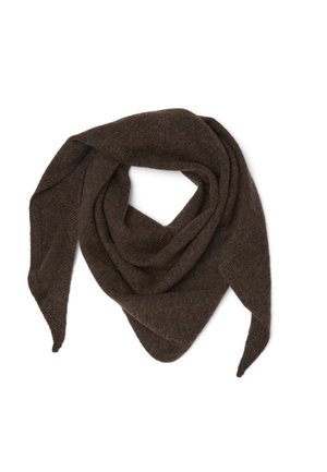 Dunkelbrauner gestrickter dreieckiger Schal mit spitzen Enden, gefaltet auf weißem Hintergrund.