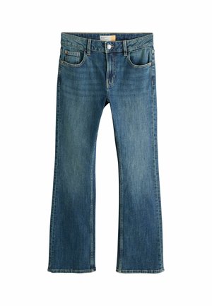 Jean denim bleu bootcut avec poches avant, passants de ceinture et fermeture à bouton, présenté sur fond blanc.
