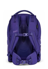 Lila Rucksack mit gepolsterten Trägern, einem Netzrückenpanel, verstellbaren Schnallen und mehreren Fächern für eine organisierte Aufbewahrung.