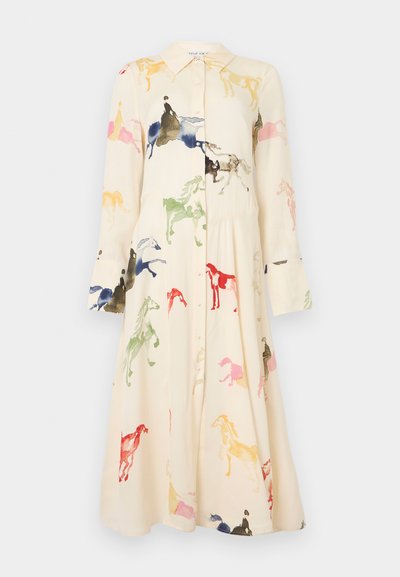Κρεμ φόρεμα με μακριά μανίκια και κουμπιά, με πολύχρωμα σχέδια αλόγων και ιππέων, με μυτερό γιακά και φουσκωτή φούστα.