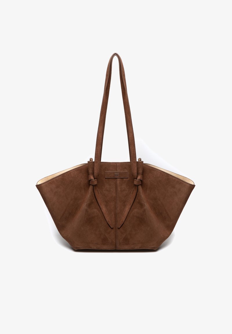 Brązowa torba typu tote zamszowa o strukturalnym kształcie, wyposażona w dwa długie paski i ozdobę w postaci supełka na środku. Gładka wewnętrzna podszewka.