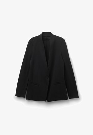 Schwarzer Blazer mit einem Knopf, langen Ärmeln, Reverskragen und zwei vorderen Leistentaschen, flach auf weißem Hintergrund präsentiert.