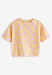 T-shirt giallo a maniche corte realizzato in tessuto morbido, con un motivo a stampa di leopardato lavanda e colletto rotondo, progettato per un abbigliamento casual.
