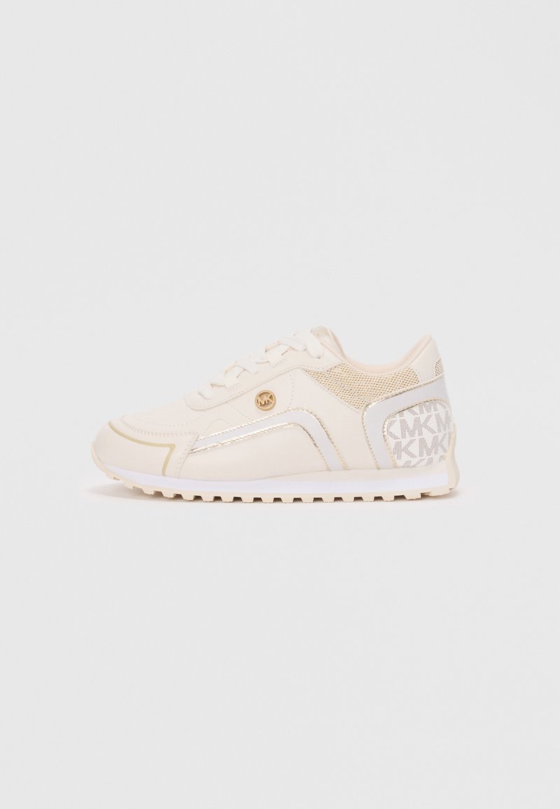 Baskets blanches avec une tige en matériau synthétique, des accents en mesh et des détails en ton doré. Semelle texturée avec le logo de la marque au niveau du talon.