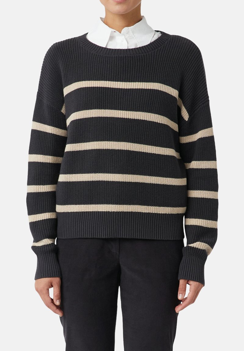 Sweter dziergany w kolorze granatowym z kremowymi poziomymi paskami, okrągłym dekoltem oraz ściągaczami na rękawach i dolnym końcu. Teksturowana tkanina.