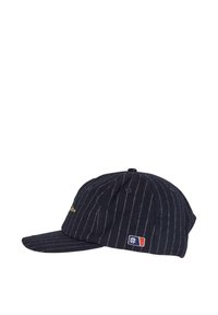 Cappello realizzato in tessuto scuro con righe bianche. Presenta una visiera curva, testo ricamato in giallo e una piccola toppa con logo sul lato.