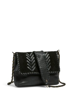 Sac à main en cuir noir avec rabat en suède texturé. Présente une chaîne en bandoulière, des accents cousus et un motif en chevrons sur le devant.