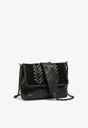 Sac à main en cuir noir avec rabat en suède texturé. Présente une chaîne en bandoulière, des accents cousus et un motif en chevrons sur le devant.