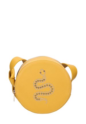 Runde gelbe Lederhandtasche mit einem Schlangendesign aus silbernen Nieten, einem Reißverschluss und einem seitlichen Griff mit einem Schleifenakzent.