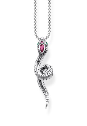 Ciondolo serpente in argento con occhi verdi e una pietra a forma di goccia rosa al centro su una collana a catena d'argento.