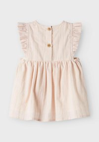 Helles pinkes Kleid mit Rüschensaum, Holzknöpfen und vertikaler Streifenstruktur. Verfügt über einen gerafften Rock und einen weichen Stoff.