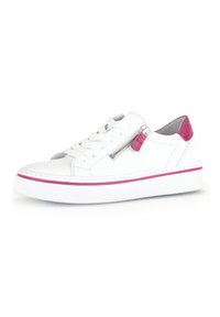 Witte leren sneaker met roze accenten en een zijrits. Heeft platte veters, een ronde neus en een witte rubberen zool met een roze streep.