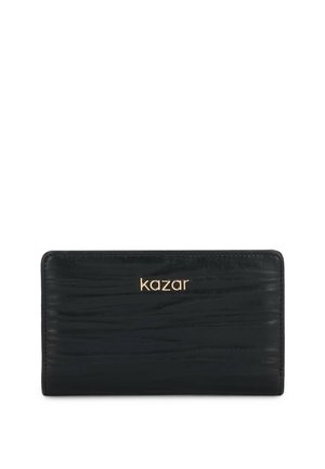 Černá kožená peněženka s texturovaným povrchem a zlatým logem "kazar" uprostřed na přední straně, obdélníková s prošívanými okraji.