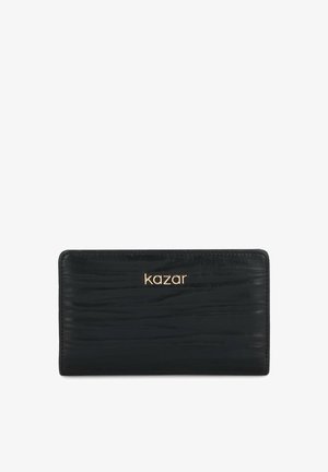Portefeuille en cuir noir avec surface texturée et logo "kazar" doré centré sur le devant, rectangulaire avec bords cousus.