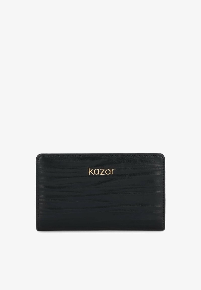 Musta nahkainen lompakko, jonka pinta on teksturoitu ja jossa on kullanvärinen "kazar"-logo keskellä edessä, suorakaiteen muotoinen ja ommellut reunat.