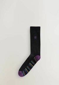 Calzino nero con punta e tallone viola, caratterizzato da strisce orizzontali multicolori lungo la parte inferiore. Piccolo logo viola vicino alla parte superiore.