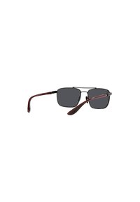 Occhiali da sole rettangolari con lenti scure, montatura in metallo nero e aste in acetato bordeaux. Presentano un marchio discreto sulla tempia.