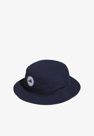 Marineblauer Bucket Hat aus Baumwolle, mit einem runden Logopatch an der Vorderseite und einem breiten, schlaffen Rand.