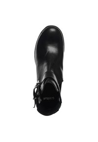 Černá kožená kotníková bota s rounded toe, bočním detailním přezkovým uzávěrem a hladkým povrchem, pohled shora.