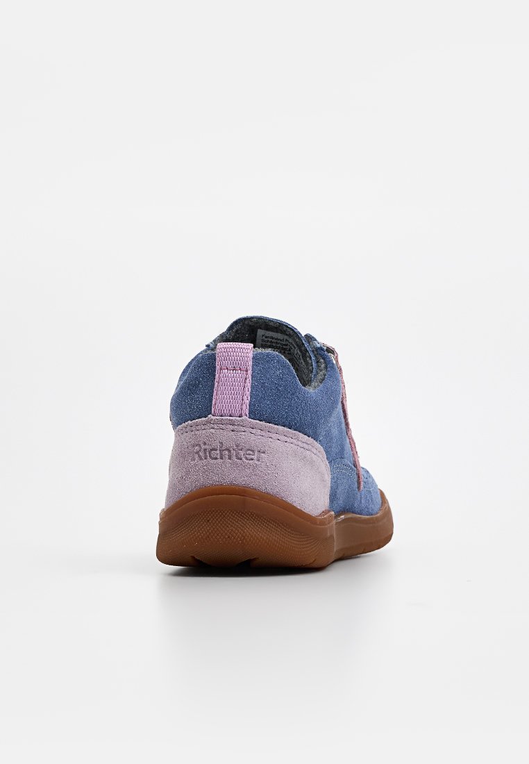 Kindersneaker aus blauen und rosa Wildleder mit brauner Gummisohle, von hinten auf einem schlichten weißen Hintergrund betrachtet.