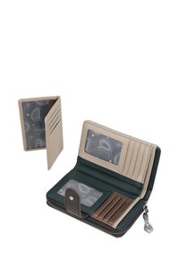 Cartera hecha de cuero verde y beige, con cierre de cremallera, múltiples compartimentos para tarjetas y dos bolsillos transparentes para identificación. Diseño compacto.