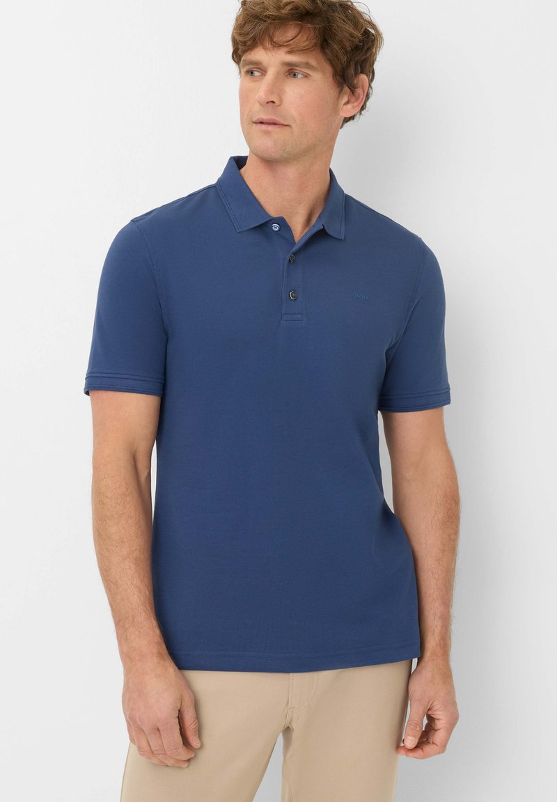 Marineblaues Poloshirt aus weichem Stoff. Mit einem Zwei-Knopf-Kragen und kurzen Ärmeln. Subtile Logodetails auf der Brust.