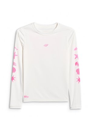 Biała koszulka rash guard z długim rękawem z różowymi nadrukami morskich stworzeń na rękawach, małe różowe logo "4F" na piersi oraz tekst "50+ UPF" w pobliżu brzegu.