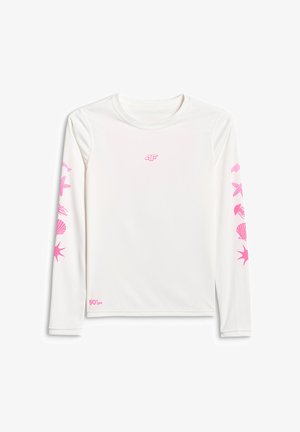 Biała koszulka rash guard z długim rękawem z różowymi nadrukami morskich stworzeń na rękawach, małe różowe logo "4F" na piersi oraz tekst "50+ UPF" w pobliżu brzegu.