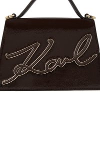 Braune Lackleder-Handtasche mit strukturiertem Design, versehen mit dem charakteristischen "Karl" in erhabener silberner Schrift. Inklusive verstellbarem Griff.