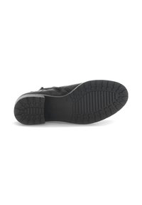 Bota de cuero negro mostrada desde la suela, con patrones de banda de rodadura profundos y un tacón bajo, talla 42, con el nombre de la marca en relieve.