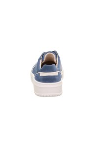Blaue Wildledersneaker mit einer weißen Gummisohle, ausgestattet mit einem weichen Innenfutter und einer Ziehlasche am Rücken für einfaches An- und Ausziehen. Gerundetes Design der Zehenkappe.