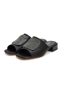 Zwarte slipper schoenen met open tenen, voorzien van een decoratieve grijze kralenaccent op de bovenkant. Lage blokhak met een gladde textuur.