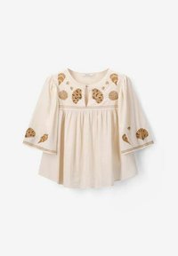 Beige Bluse mit Dreiviertelärmeln, die braune Muschelstickerei aufweist. Fließende Form mit Falten und einem Schlüsselloch-Ausschnitt.