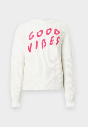 Maglione lavorato a maglia bianco con un design cropped, caratterizzato da una texture a coste e la scritta rosa "GOOD VIBES" sulla schiena. Maniche lunghe con polsini a coste.